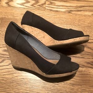 Tom’s black open toe shoe